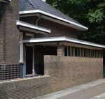 De zij-ingangspartij van de school.
              <br/>
              Richard Keijzer, 2014-08-10